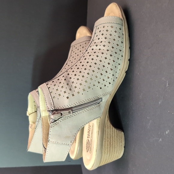 Earth Spirit Woman's Beige Ankle Bootie/Candles,Size 8 US . - Picture 3 of 10